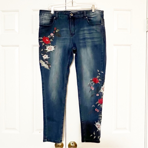 Sandpiper Denim - Sandpiper Embroidered Dark Wash Cropped Jeans – Floral – Size 18